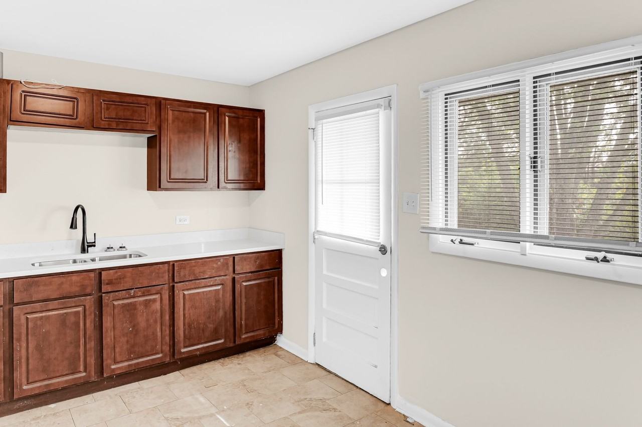 22243 Karlov Ave - Photo 5 of 21