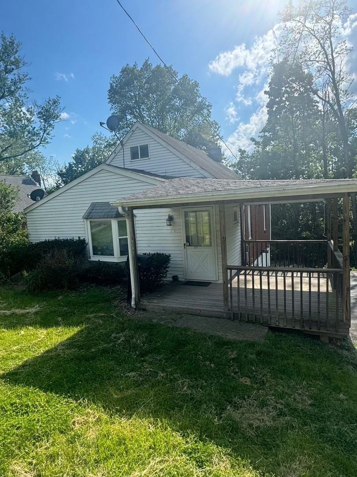 237 Collins Dr - Photo 2 of 12