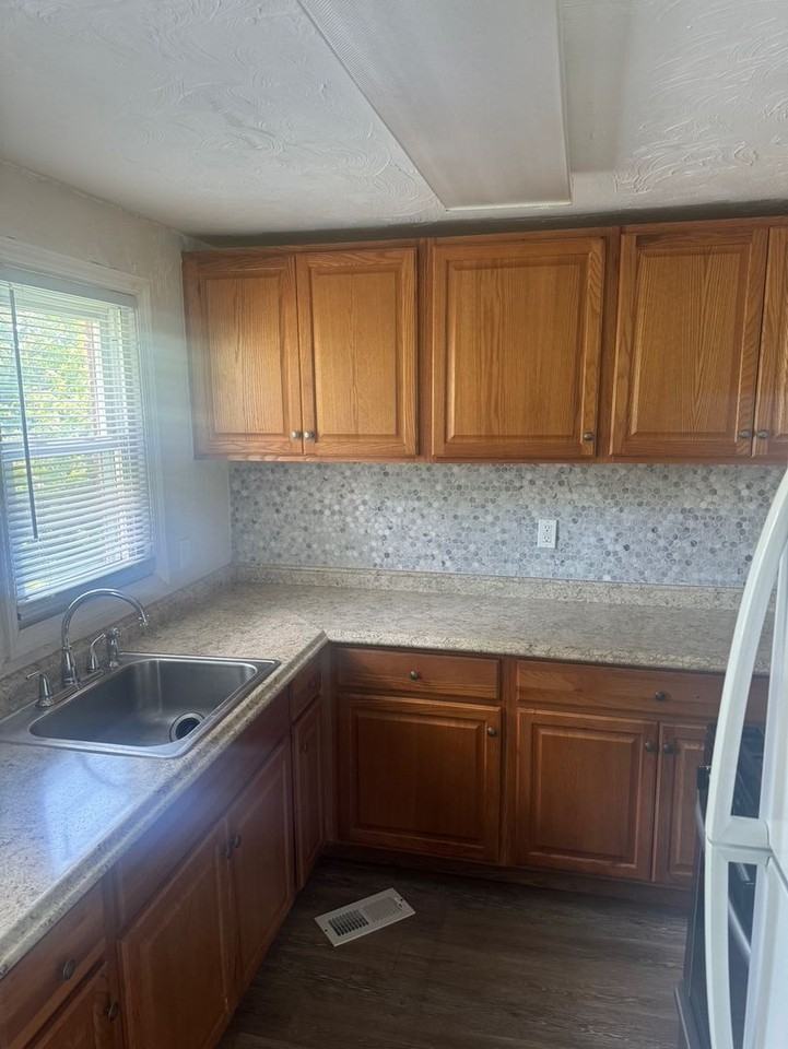 237 Collins Dr - Photo 3 of 12