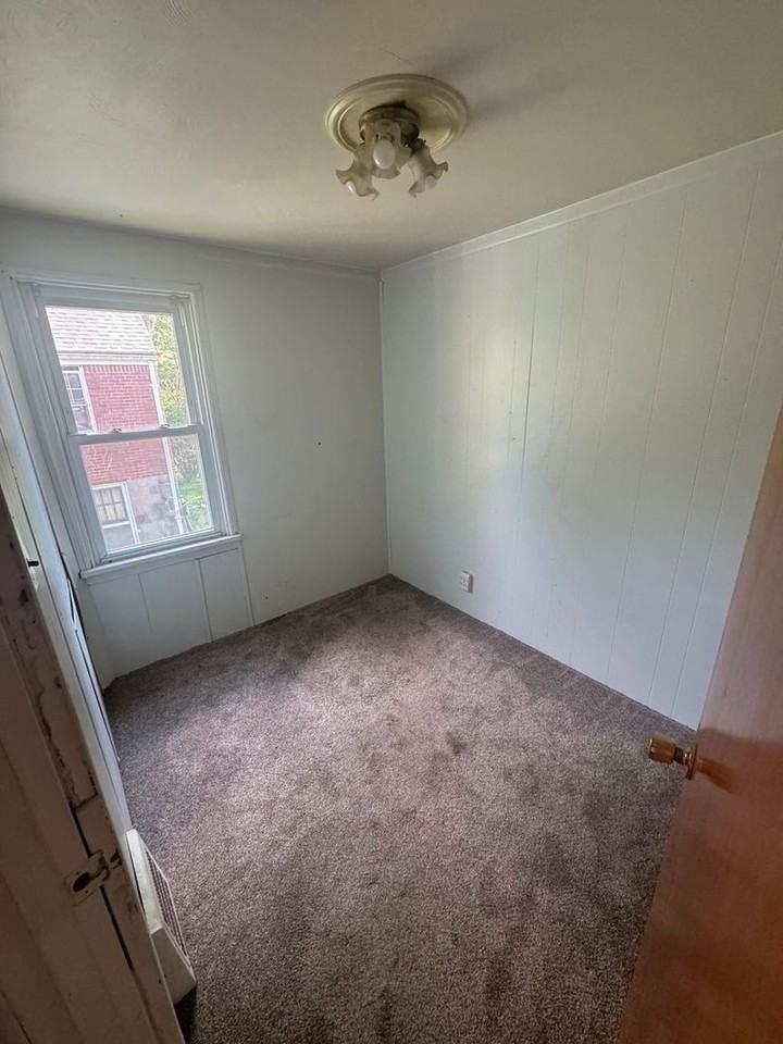 237 Collins Dr - Photo 5 of 12