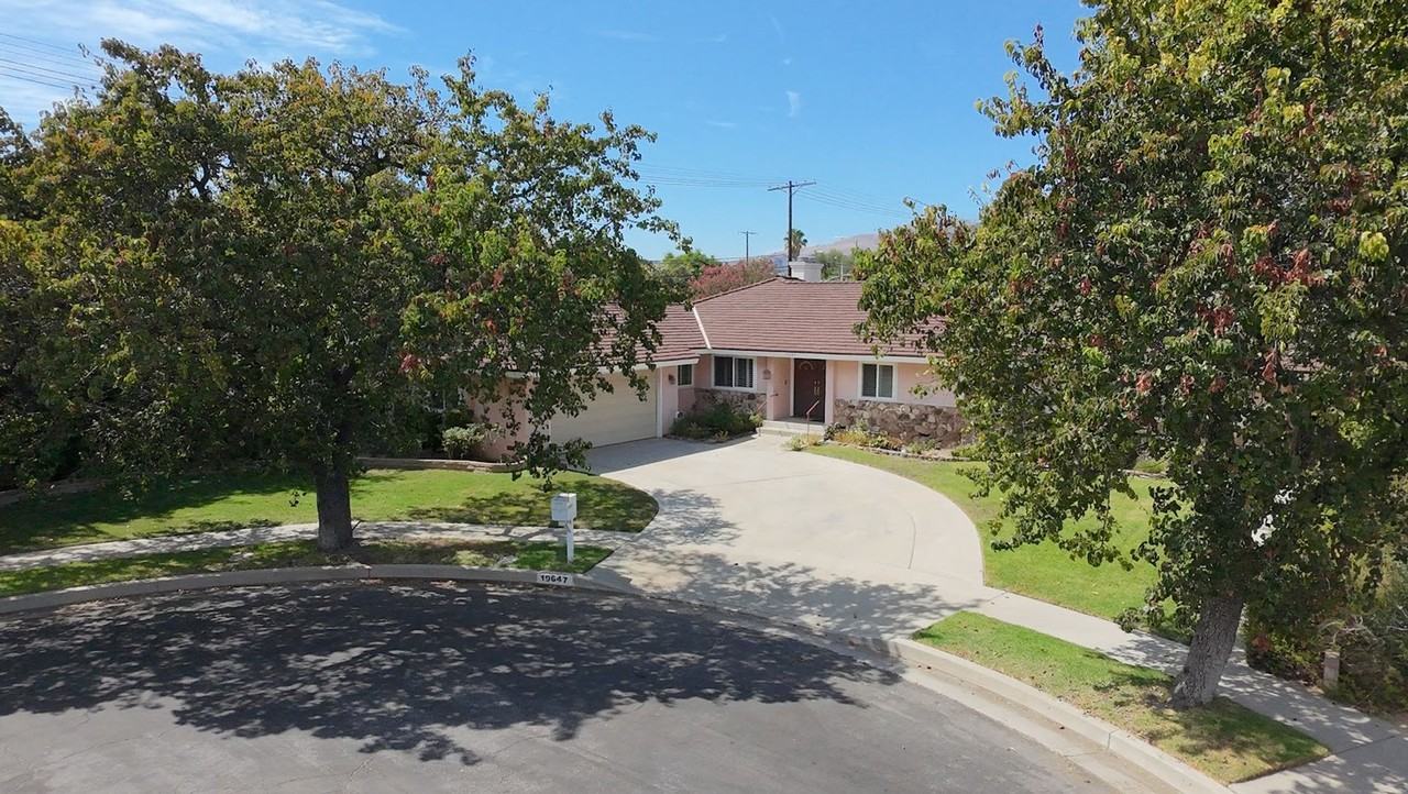 19647 Merridy St - Photo 2 of 37
