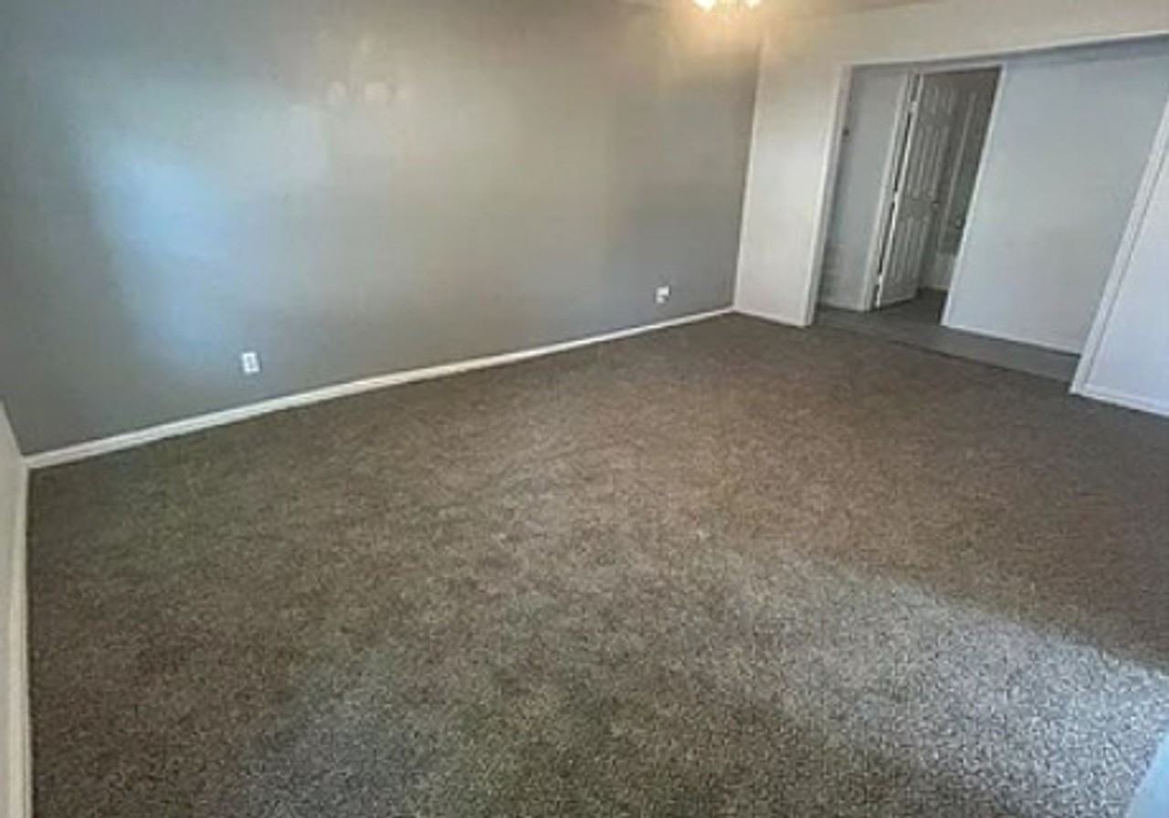 945 Howell Ave - Photo 2 of 9