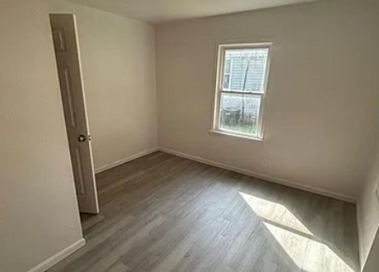 945 Howell Ave - Photo 3 of 9