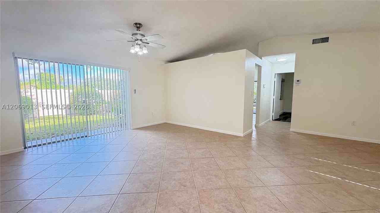 821 W Beckley Sq - Photo 3 of 30