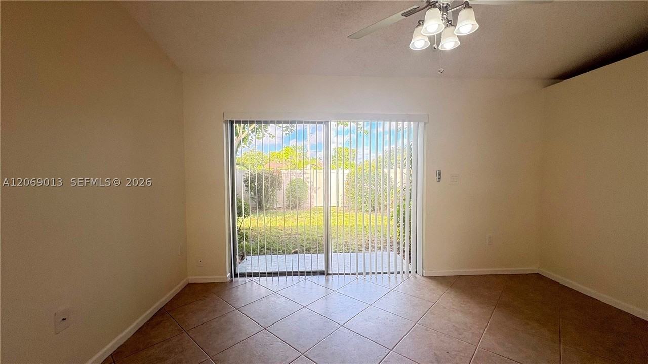 821 W Beckley Sq - Photo 4 of 30