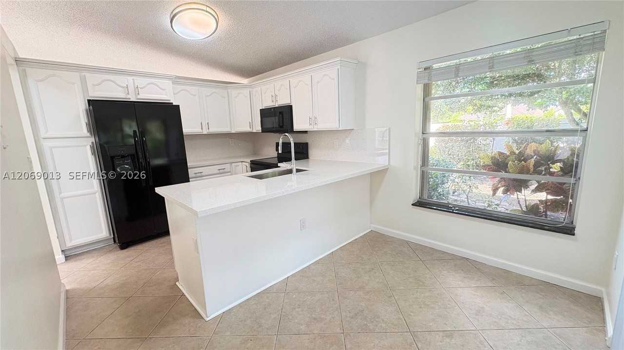 821 W Beckley Sq - Photo 5 of 30
