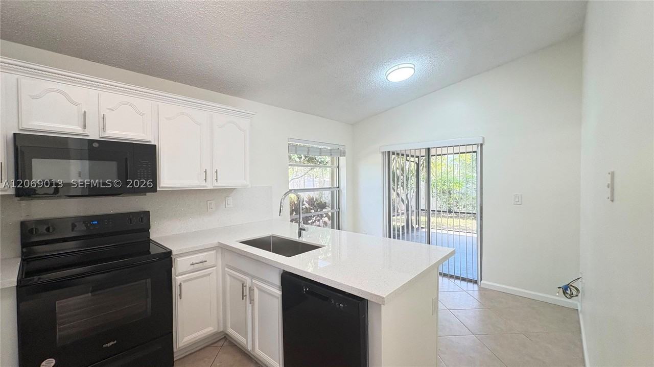 821 W Beckley Sq - Photo 6 of 30