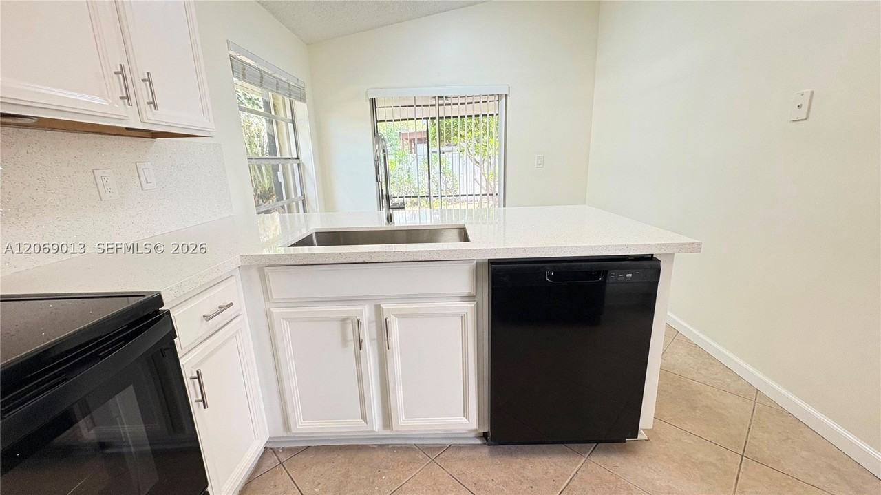 821 W Beckley Sq - Photo 7 of 30