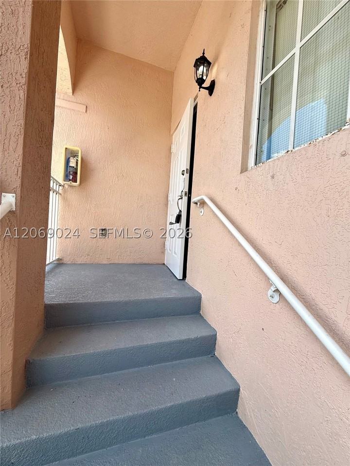 1260 Se 27th St #204 - Photo 2 of 10