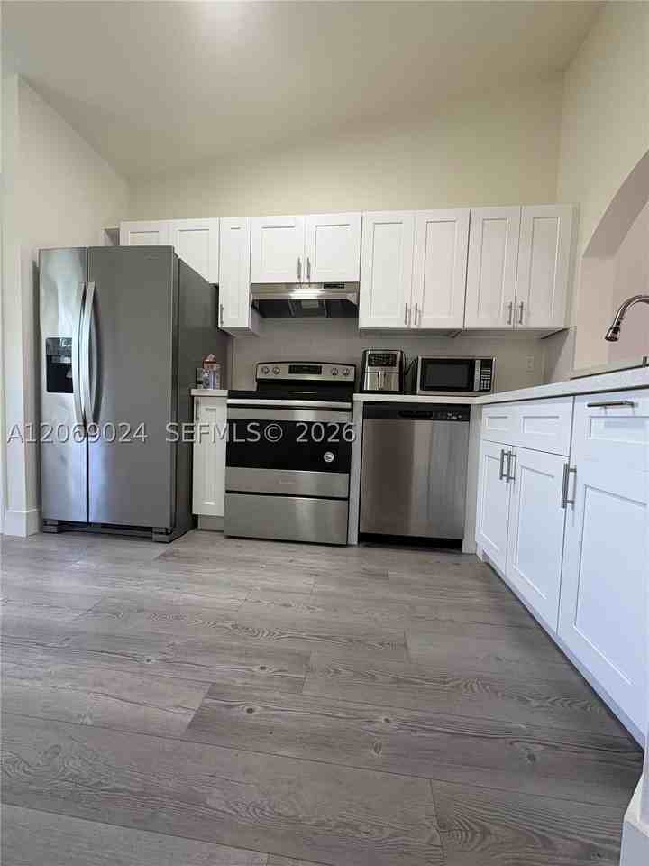 1260 Se 27th St #204 - Photo 4 of 10