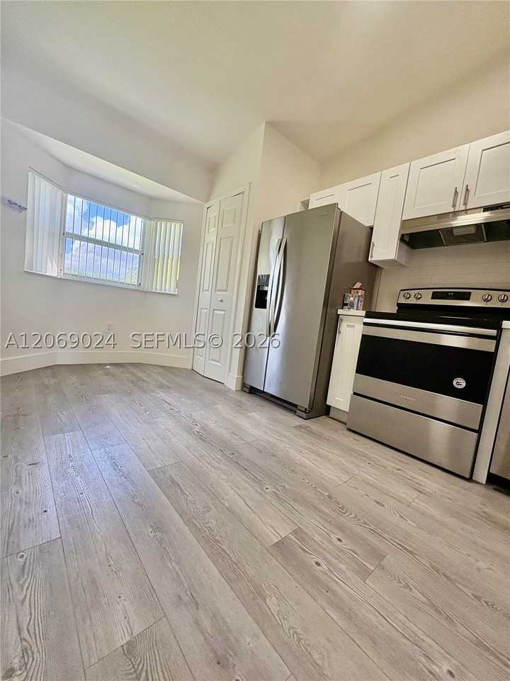 1260 Se 27th St #204 - Photo 5 of 10