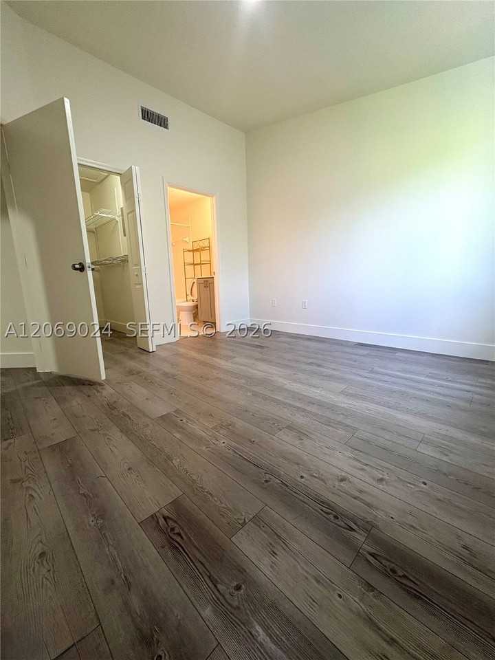 1260 Se 27th St #204 - Photo 7 of 10
