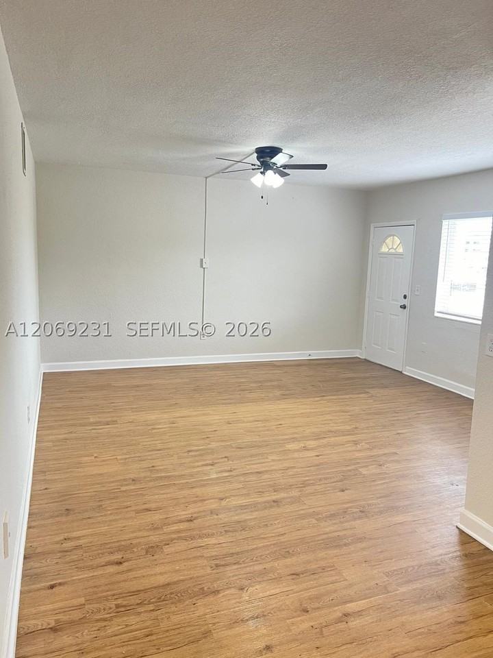 8271 Crespi Blvd #5 - Photo 4 of 13