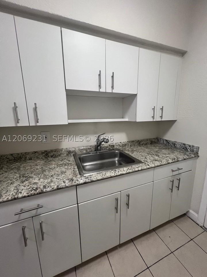 8271 Crespi Blvd #5 - Photo 5 of 13