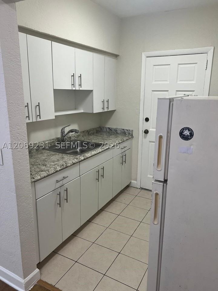 8271 Crespi Blvd #5 - Photo 6 of 13
