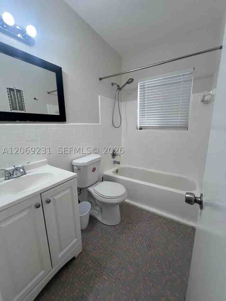 8271 Crespi Blvd #5 - Photo 7 of 13