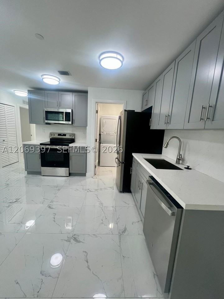 1860 Nw 19th St #203 - Photo 5 of 16