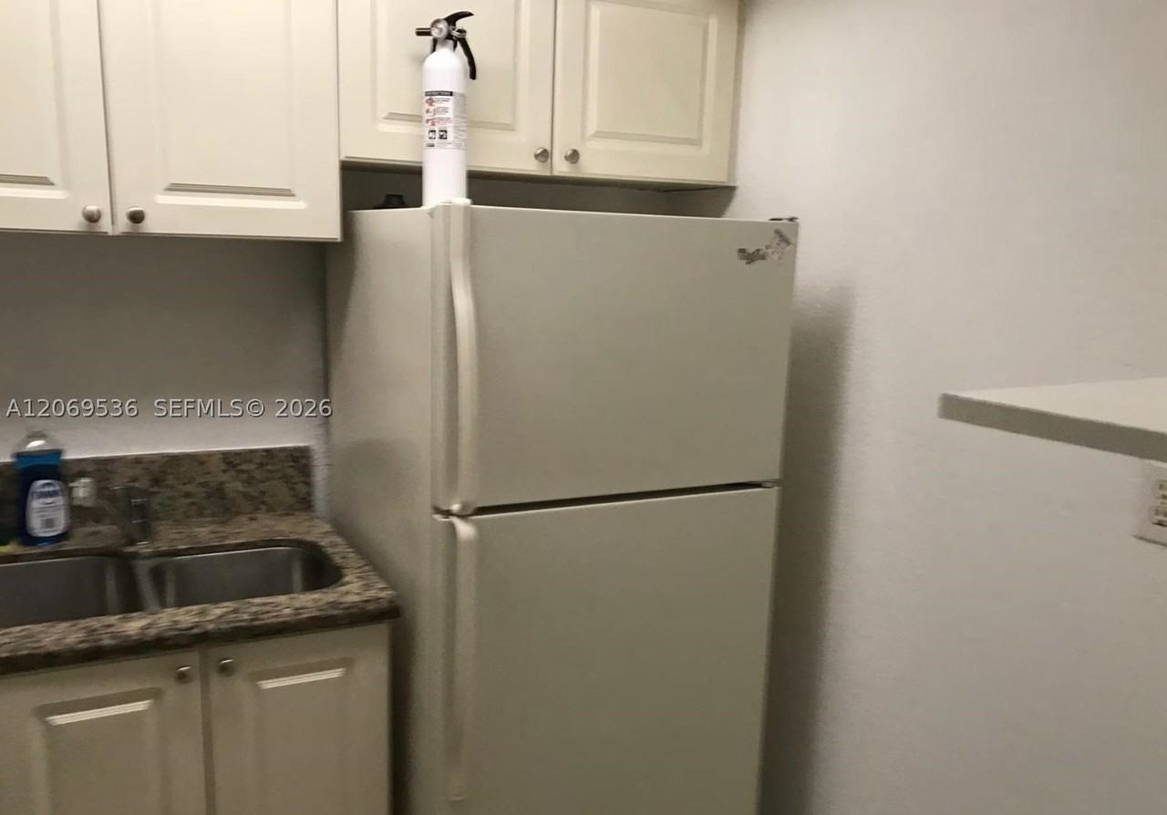 9445 Sw 76th St #U1 - Photo 3 of 10