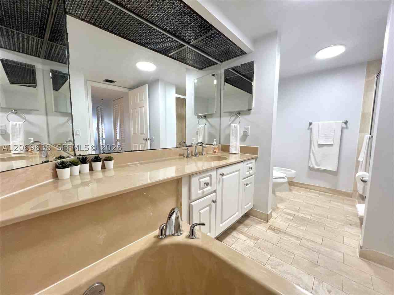 1717 N Bayshore Dr - Photo 5 of 50