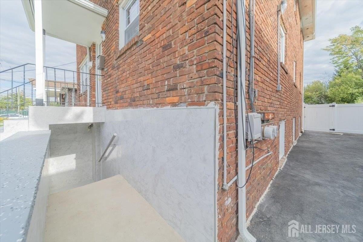 54 Bergen St #1 - Photo 3 of 28