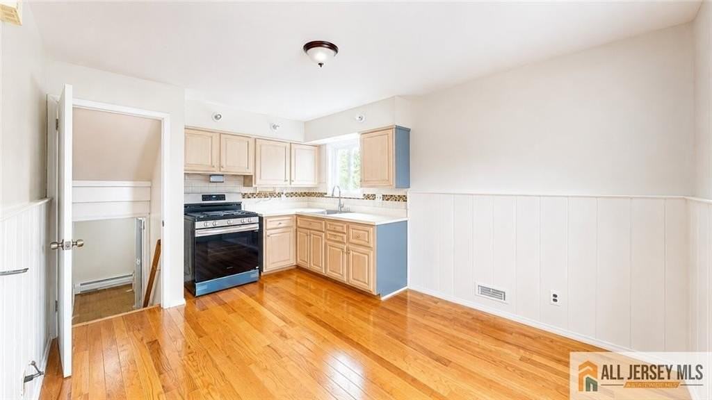 1019 Colby Ave - Photo 3 of 11