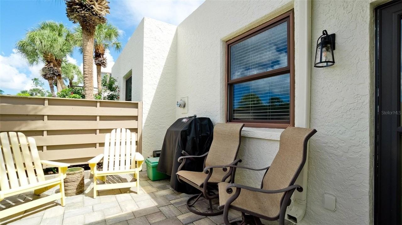 401 Palm Tree Dr - Photo 3 of 49