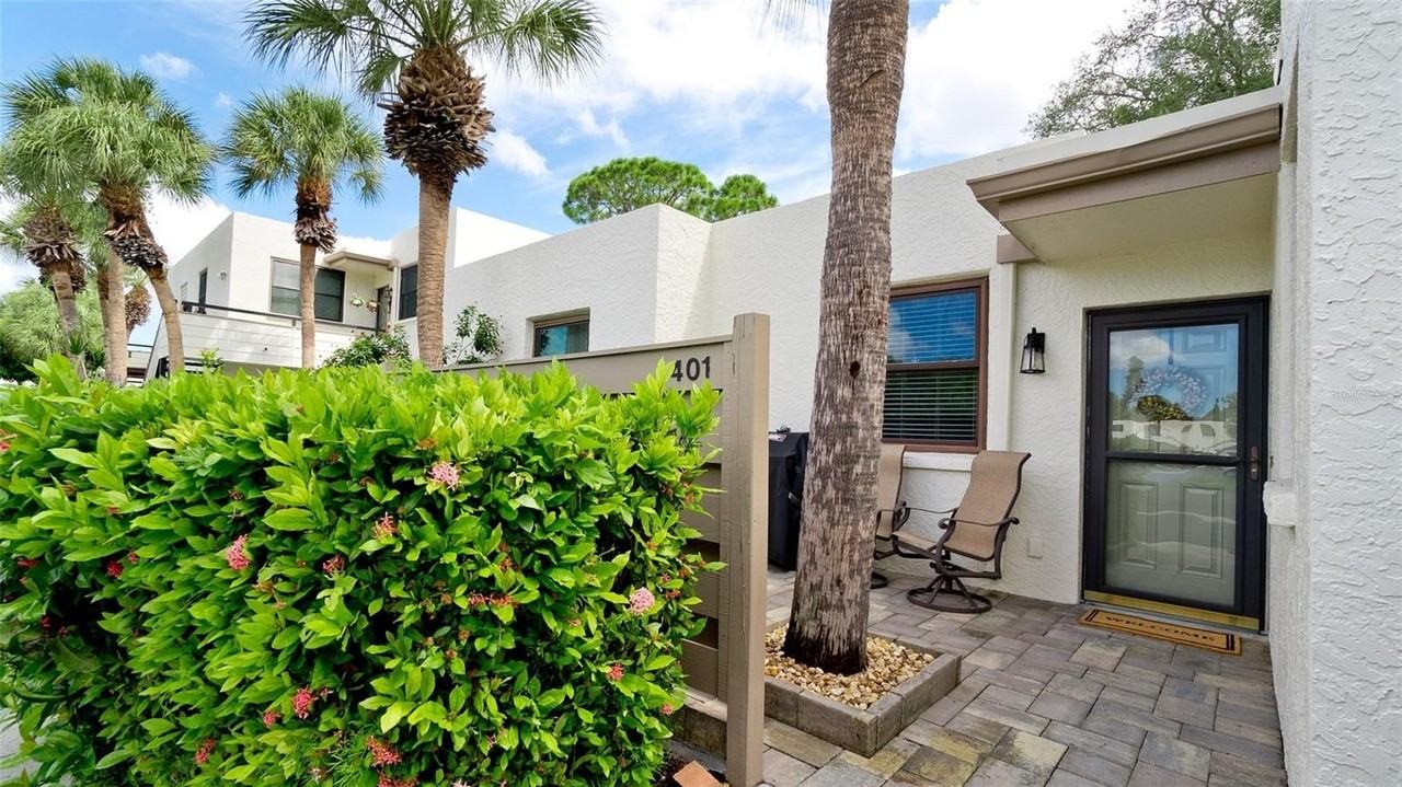 401 Palm Tree Dr - Photo 4 of 49