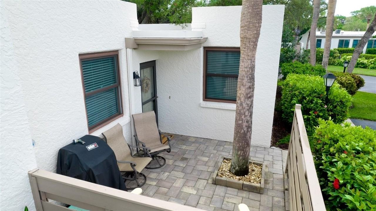 401 Palm Tree Dr - Photo 5 of 49