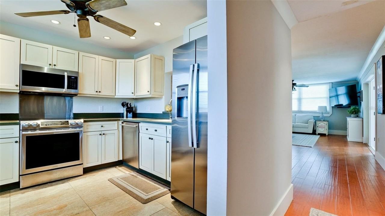 401 Palm Tree Dr - Photo 7 of 49