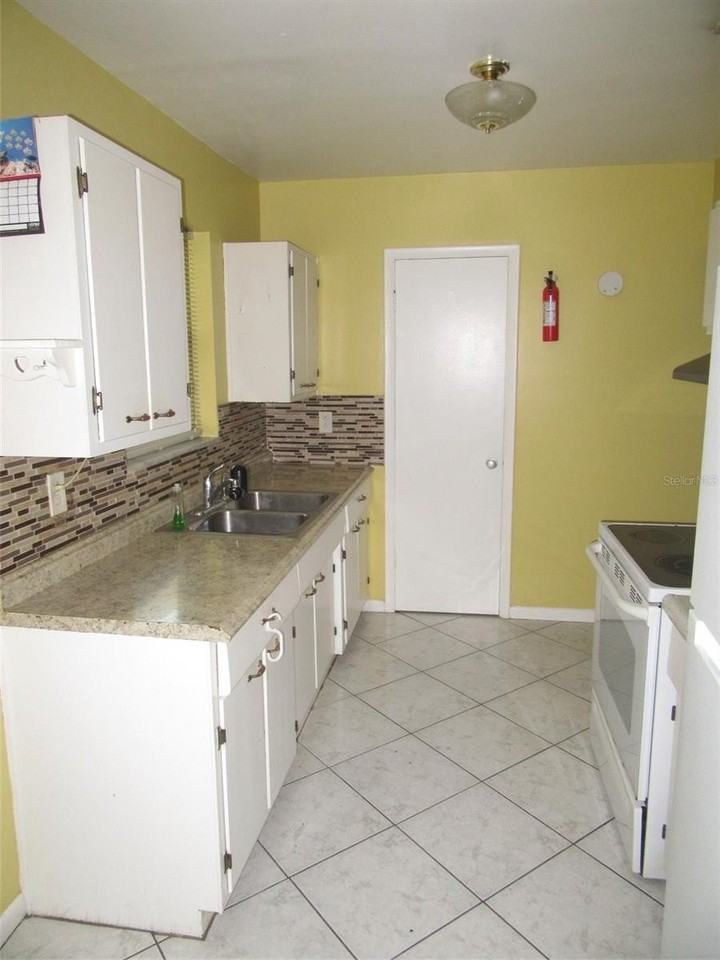 21267 Gladis Ave - Photo 4 of 10