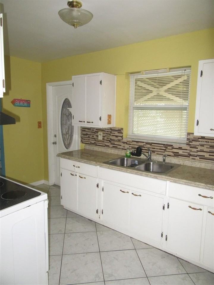 21267 Gladis Ave - Photo 5 of 10