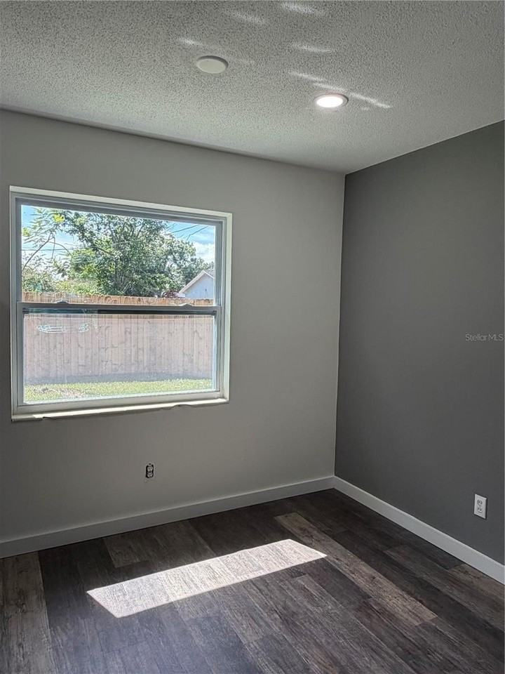 783 Eldridge St - Photo 7 of 34