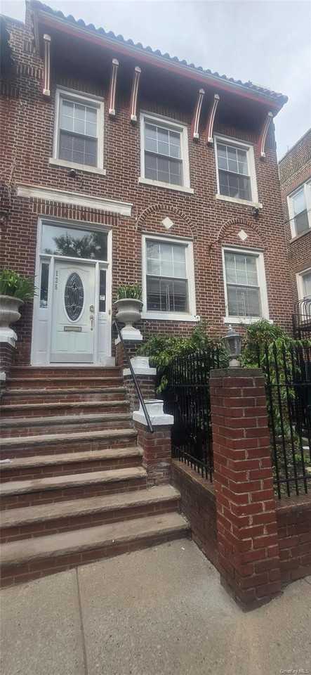 125 W 227th St #2