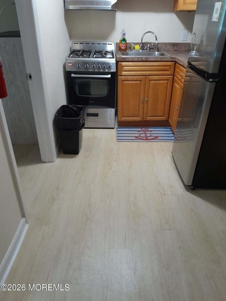 39 Sampson Ave #4 - Photo 6 of 7