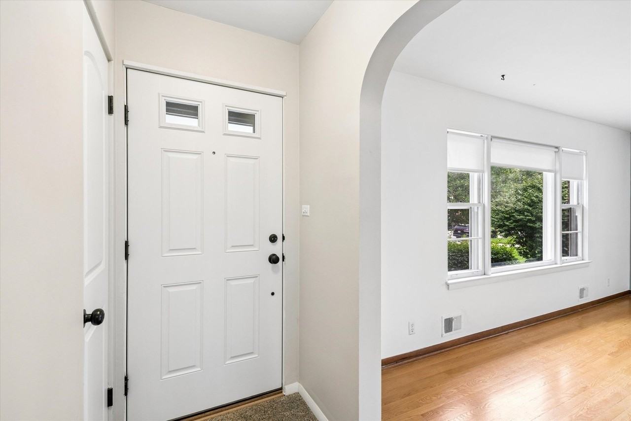 805 N Mitchell Ave - Photo 3 of 20