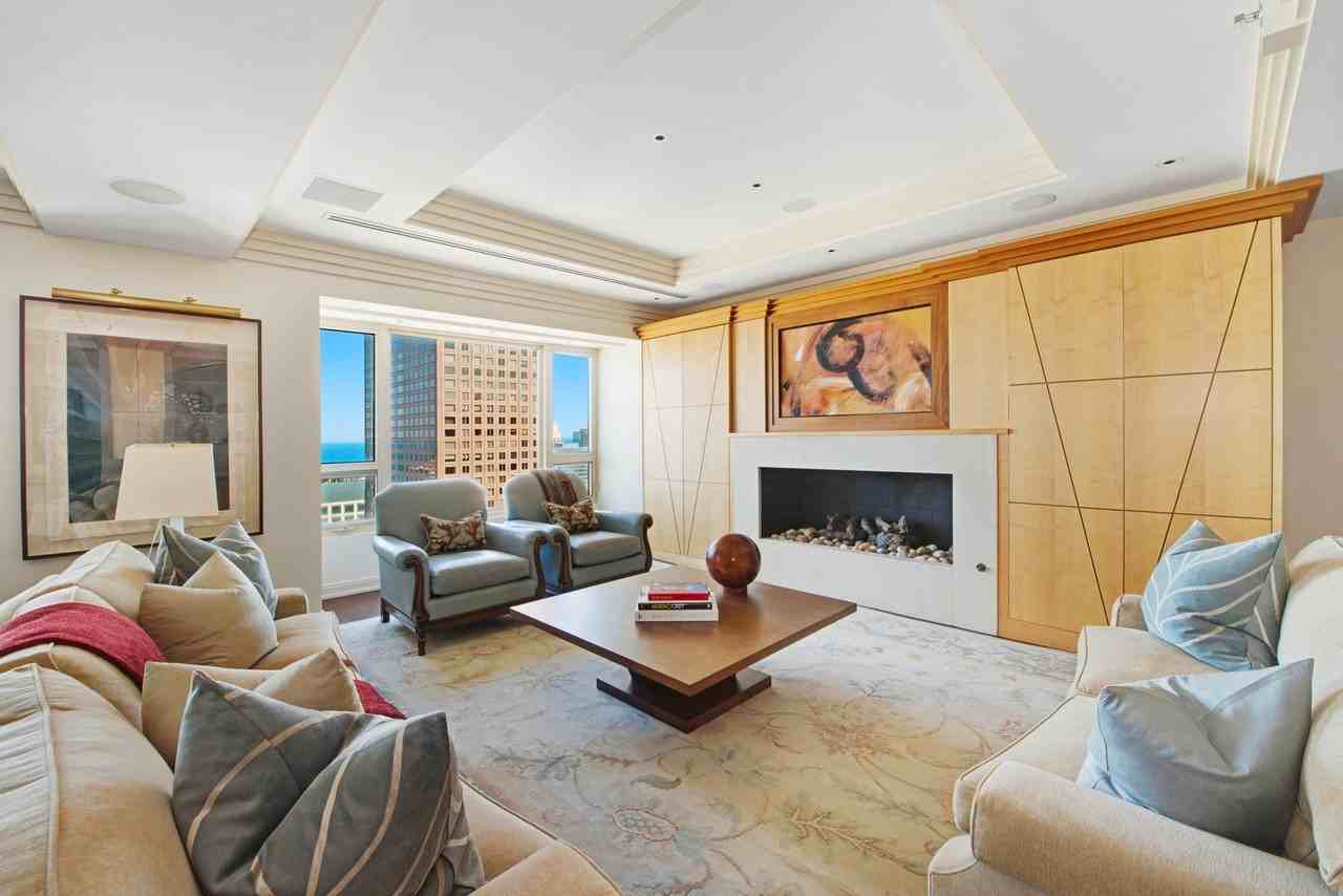 800 N Michigan Ave #4201 - Photo 5 of 38