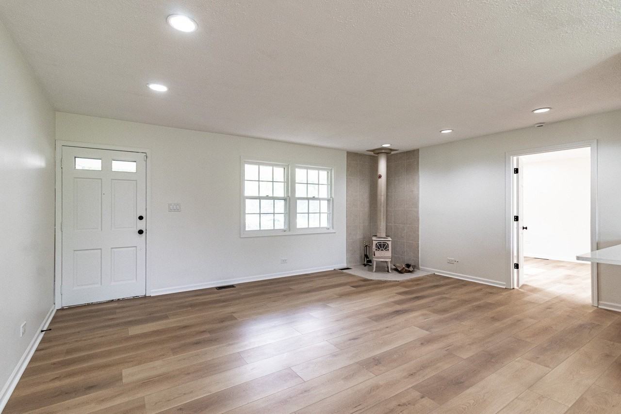 1075 Aspen Dr - Photo 3 of 23