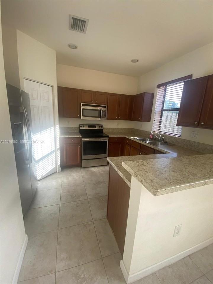 17460 Sw 153rd Ave - Photo 4 of 8