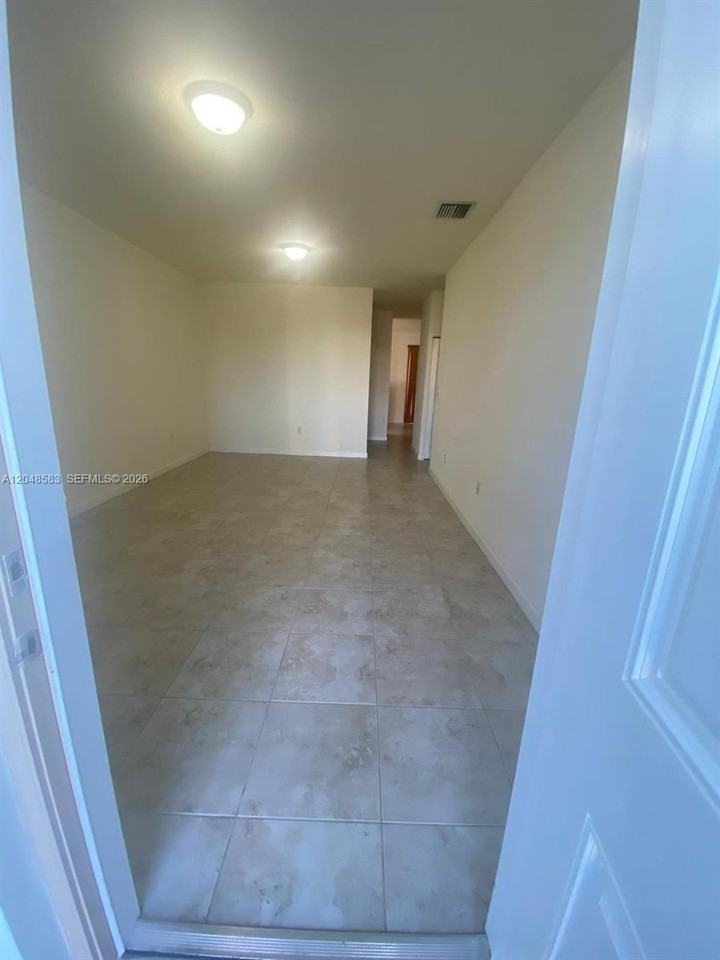17460 Sw 153rd Ave - Photo 5 of 8