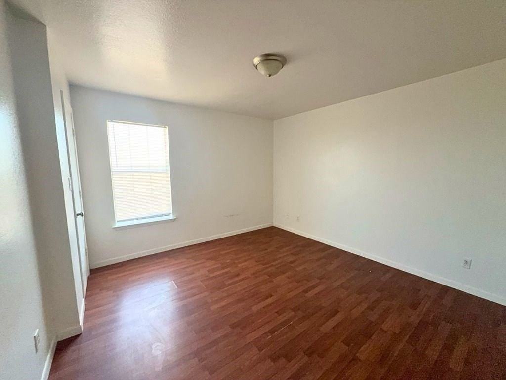 809 W Walnut St #B2 - Photo 2 of 6