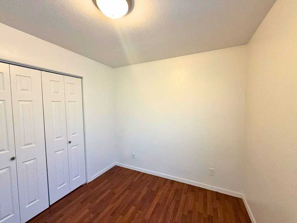 809 W Walnut St #B2 - Photo 4 of 6