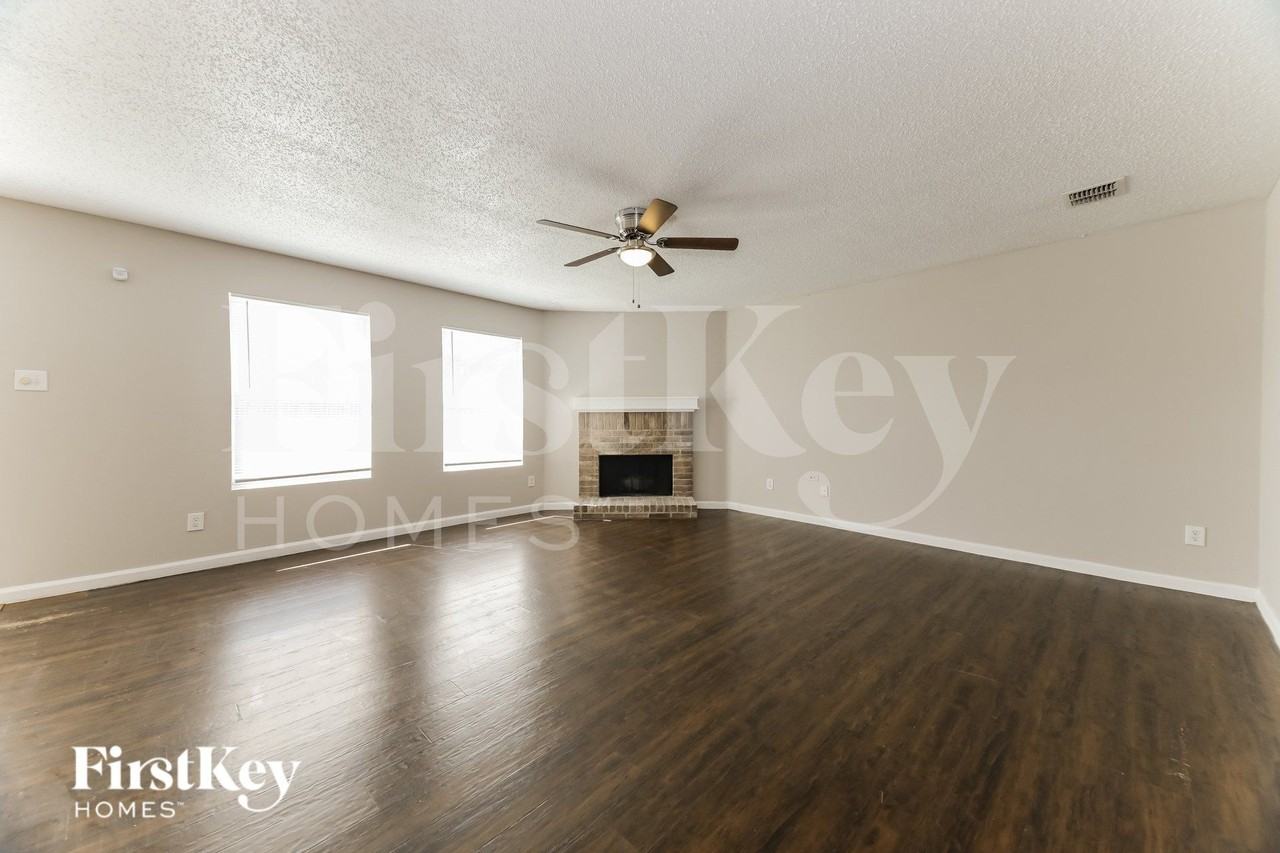 1395 Stewart Dr - Photo 3 of 19