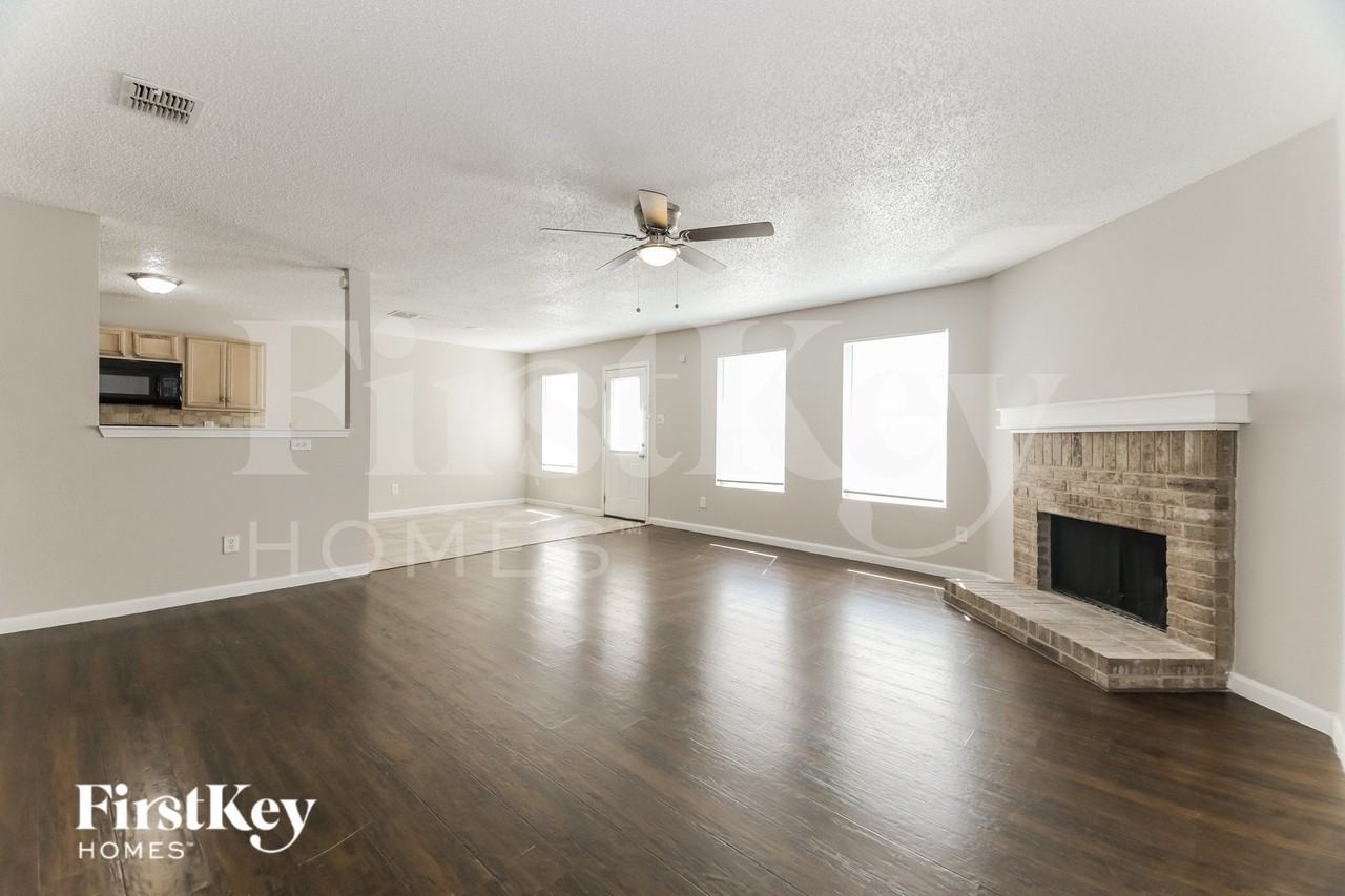 1395 Stewart Dr - Photo 5 of 19