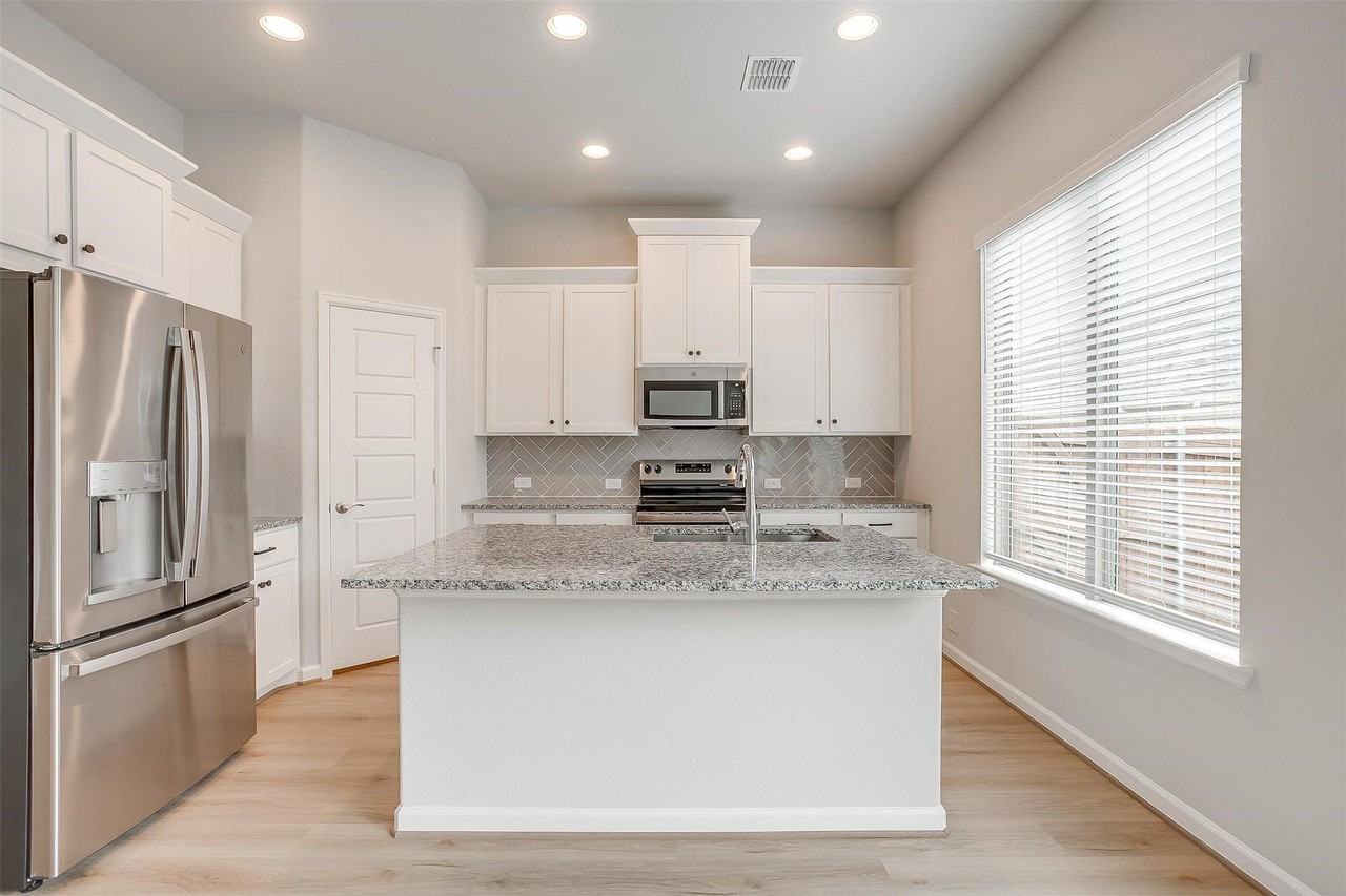 10512 Palmera Rd - Photo 7 of 40