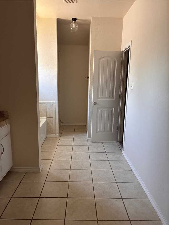 1029 Morrison Dr - Photo 6 of 25