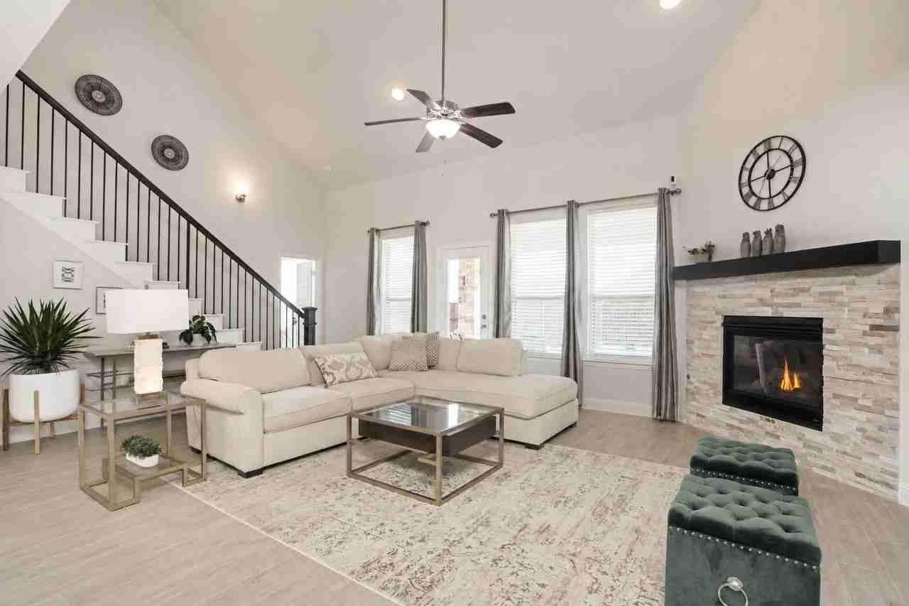 933 Slate Ln - Photo 3 of 17