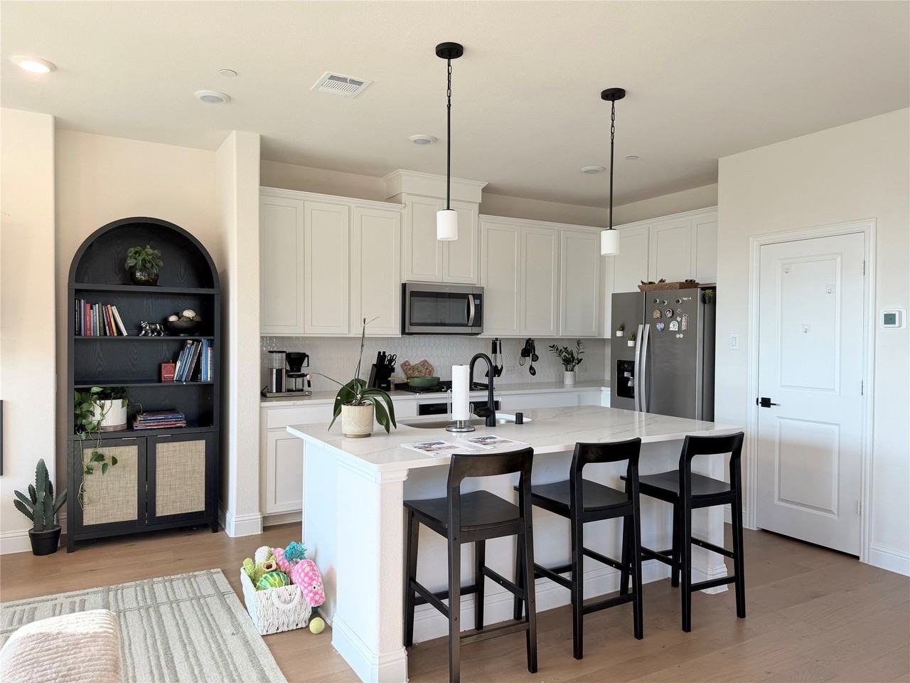7933 Sunset Blvd - Photo 3 of 28