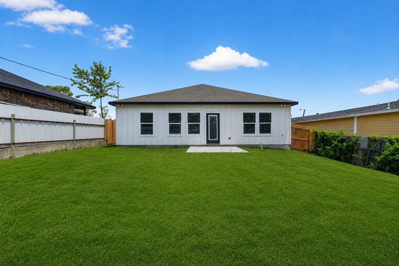 2817 Clinton Ave - Photo 4 of 37