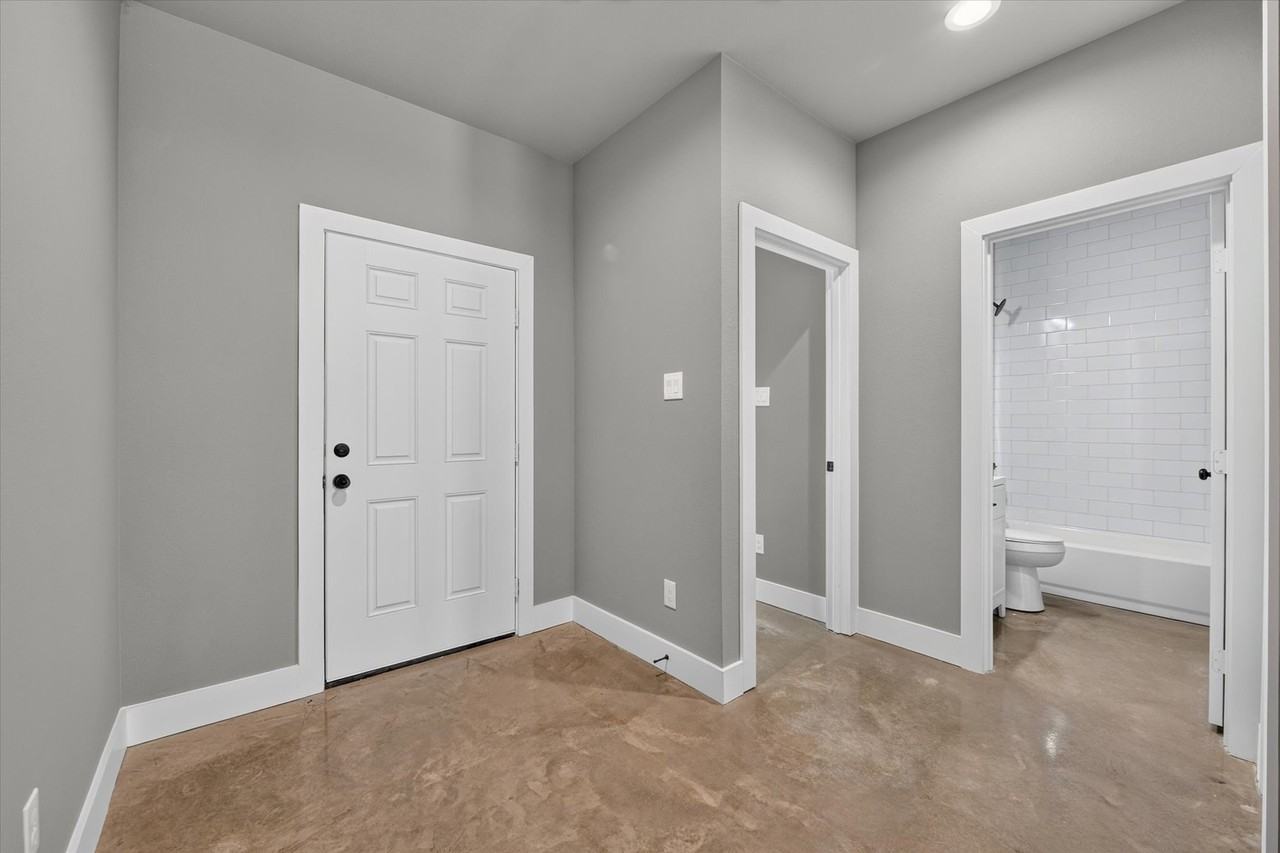 2817 Clinton Ave - Photo 6 of 37