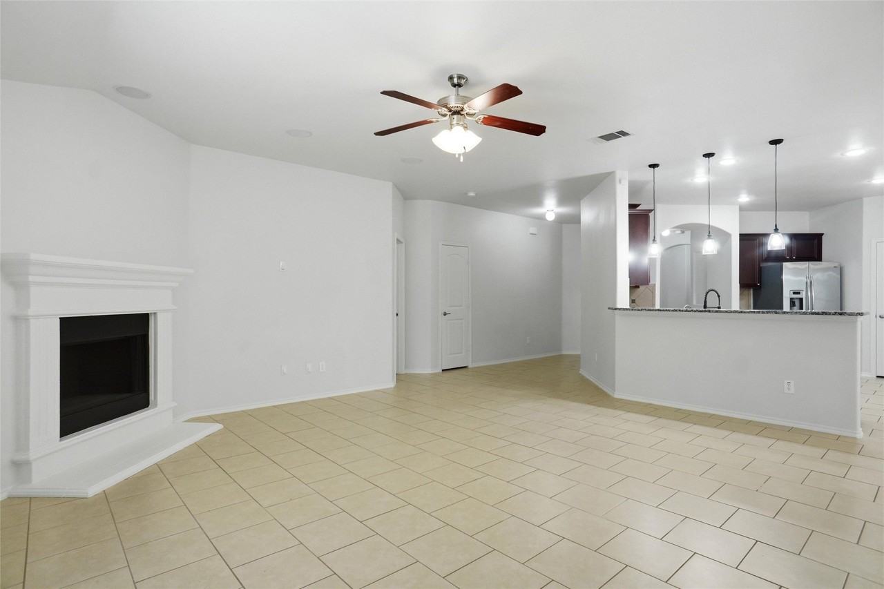 3015 Briarbrook Dr - Photo 3 of 16